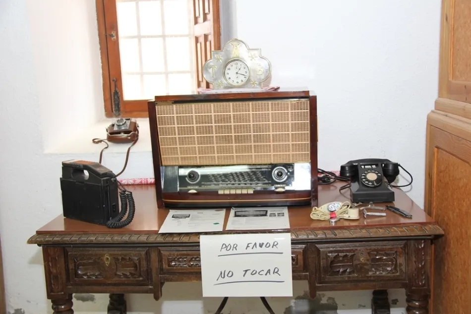 Foto 5 - Aldeanueva de Figueroa viaja en el tiempo a trav&eacute;s de m&aacute;s de 80 radios antiguas