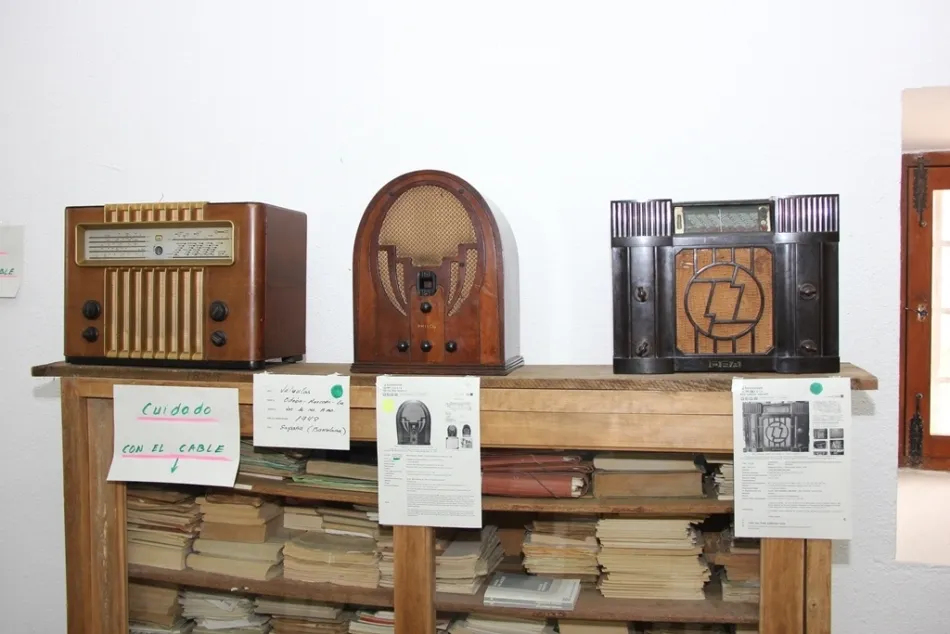 Foto 6 - Aldeanueva de Figueroa viaja en el tiempo a trav&eacute;s de m&aacute;s de 80 radios antiguas