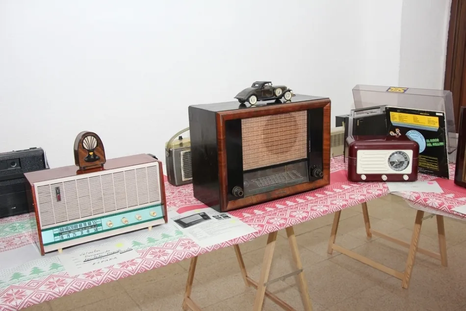 Foto 7 - Aldeanueva de Figueroa viaja en el tiempo a trav&eacute;s de m&aacute;s de 80 radios antiguas