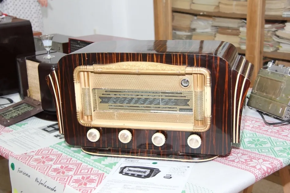 Foto 4 - Aldeanueva de Figueroa viaja en el tiempo a trav&eacute;s de m&aacute;s de 80 radios antiguas