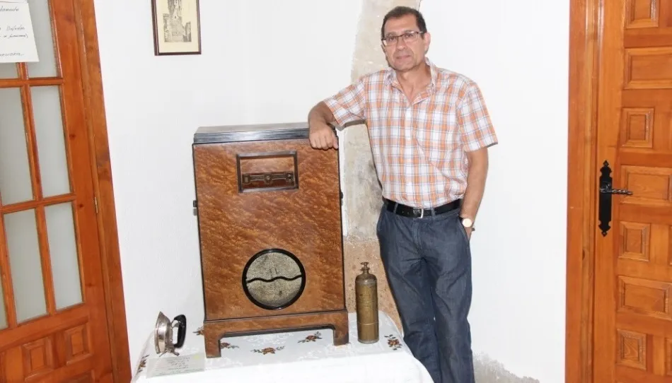 José Luis García Valdunciel con una de las radios de su colección