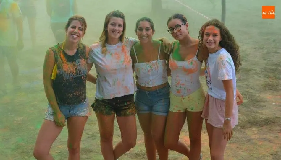 Algunas de las participantes en la Color Party de Villagonzalo de Tormes. Foto de Lydia González