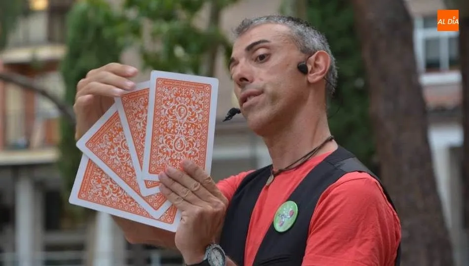Actuación del mago Oski en la plaza de Barcelona. Foto de Lydia González