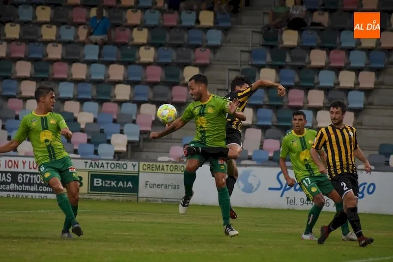 Ayoze intenta despejar un balón durante el partido / José Luis Cotobal