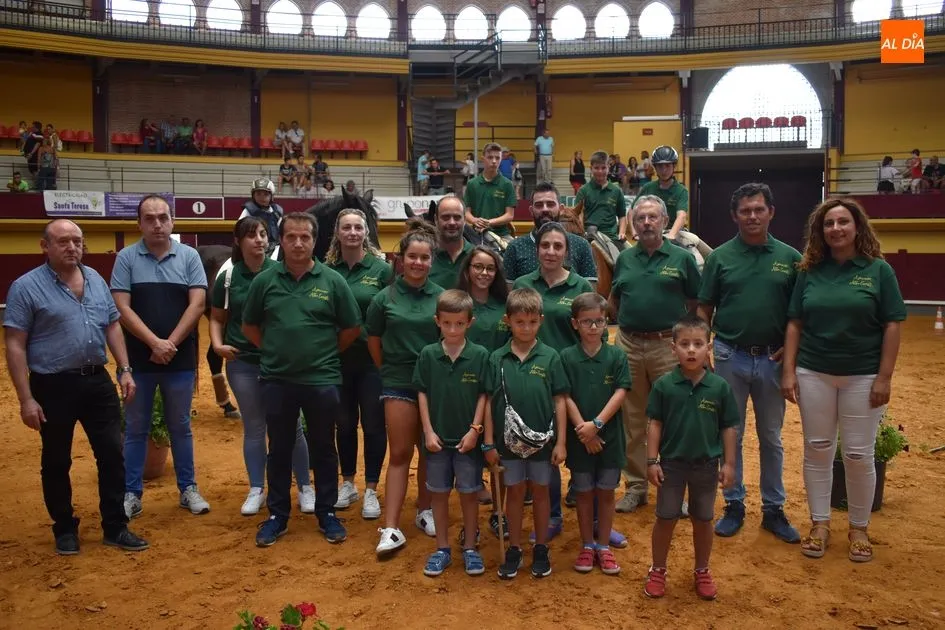 Miembros de la Asociación Alba Ecuestre junto a representantes del Ayuntamiento tras acabar el evento