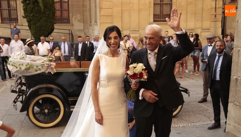 Narciso Crespo, presidente de Cuperal, acompañaba a su hija Beatriz hasta la catedral vieja / REP. GRÁFICO. ALEJANDRO LÓPEZ