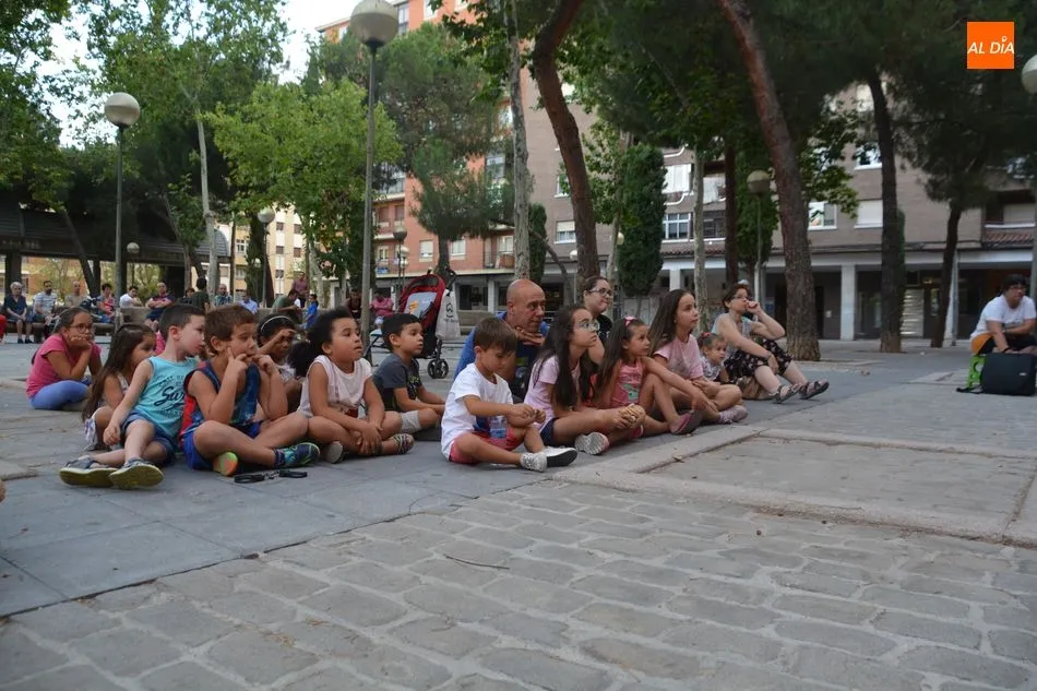 Foto 2 - Diversi&oacute;n y sorpresas para los m&aacute;s peque&ntilde;os con el mago Oski en la plaza de Barcelona
