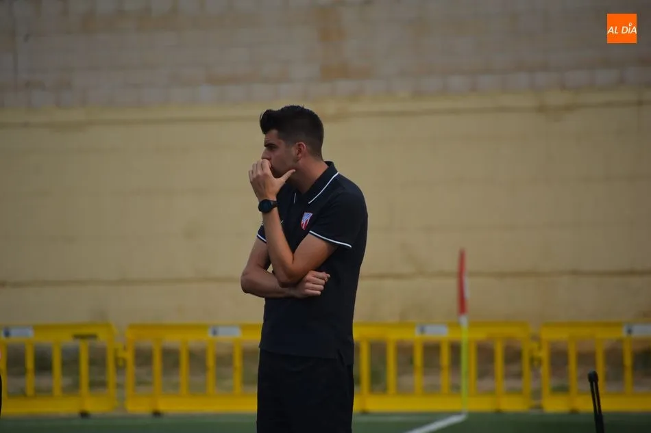 Foto 11 - El Santa Marta sigue de dulce y se impone al Atl&eacute;tico Bembibre (2-0)