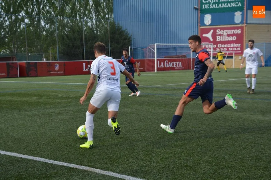 Foto 9 - El Santa Marta sigue de dulce y se impone al Atl&eacute;tico Bembibre (2-0)