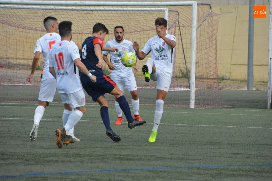 Foto 10 - El Santa Marta sigue de dulce y se impone al Atl&eacute;tico Bembibre (2-0)
