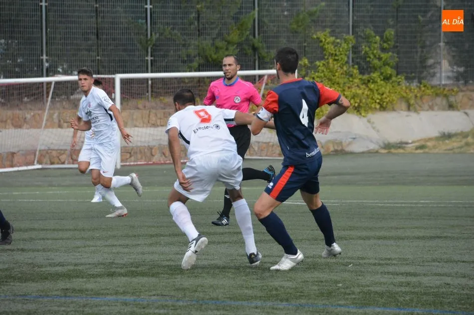 Foto 8 - El Santa Marta sigue de dulce y se impone al Atl&eacute;tico Bembibre (2-0)