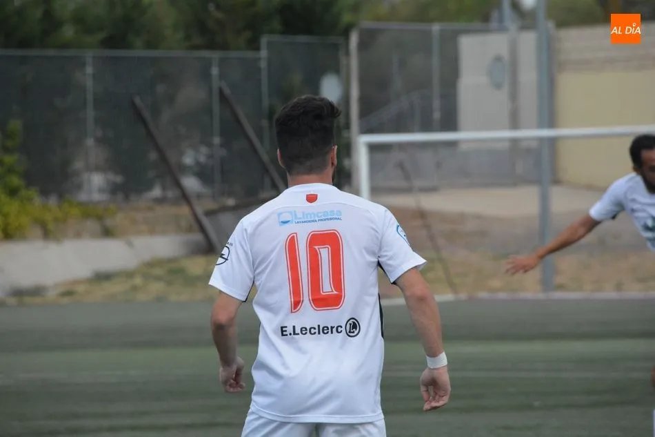 Foto 7 - El Santa Marta sigue de dulce y se impone al Atl&eacute;tico Bembibre (2-0)