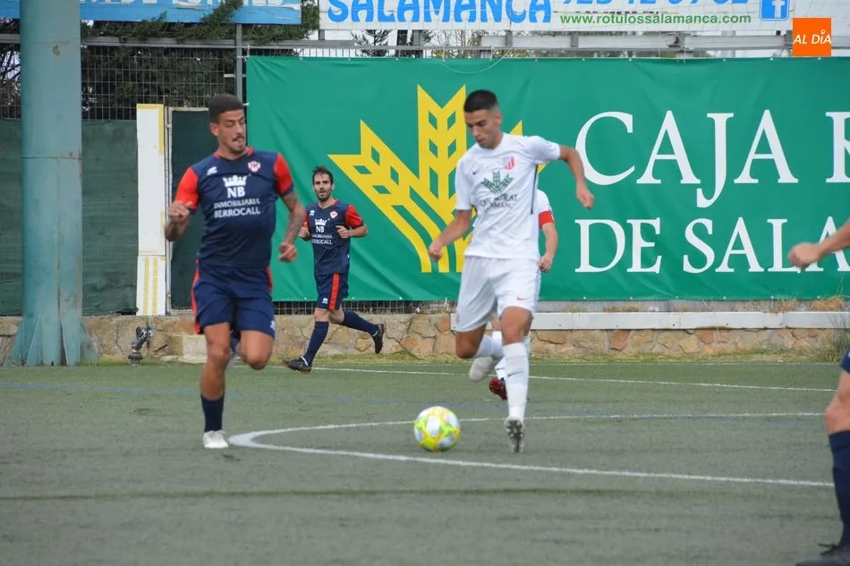 Foto 6 - El Santa Marta sigue de dulce y se impone al Atl&eacute;tico Bembibre (2-0)