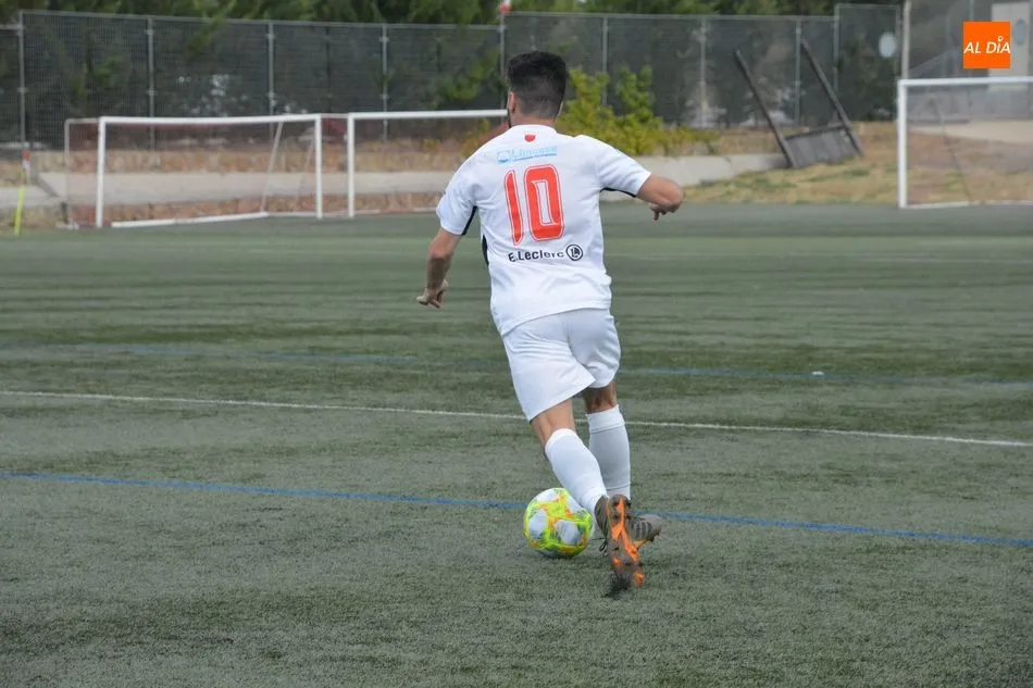Foto 5 - El Santa Marta sigue de dulce y se impone al Atl&eacute;tico Bembibre (2-0)