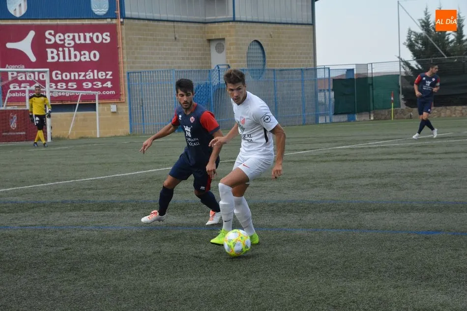 Foto 4 - El Santa Marta sigue de dulce y se impone al Atl&eacute;tico Bembibre (2-0)