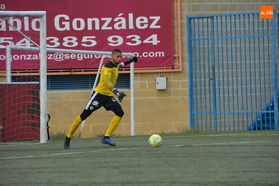 Foto 3 - El Santa Marta sigue de dulce y se impone al Atl&eacute;tico Bembibre (2-0)