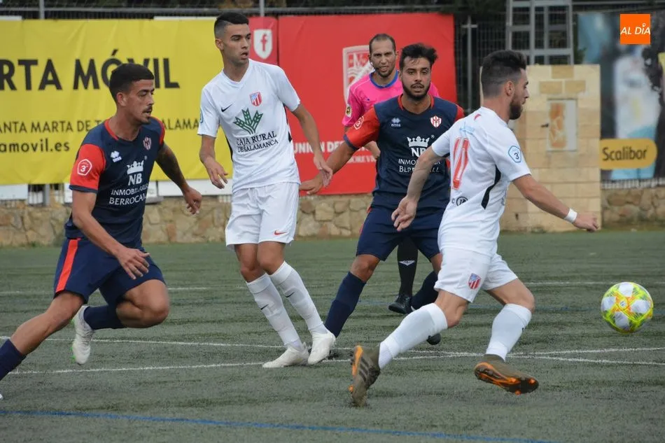 Foto 2 - El Santa Marta sigue de dulce y se impone al Atl&eacute;tico Bembibre (2-0)