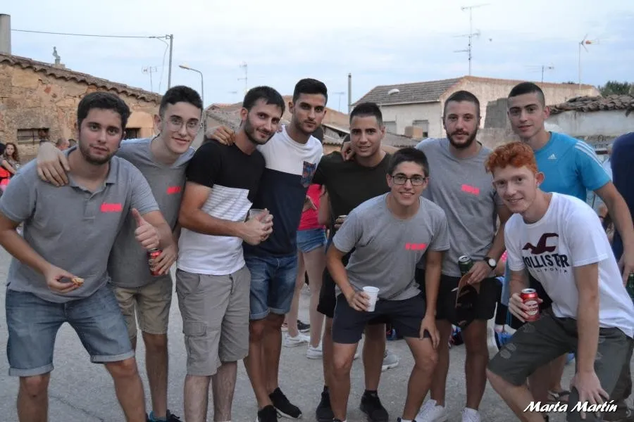 Jóvenes, en el recorrido de peñas | Marta Martín