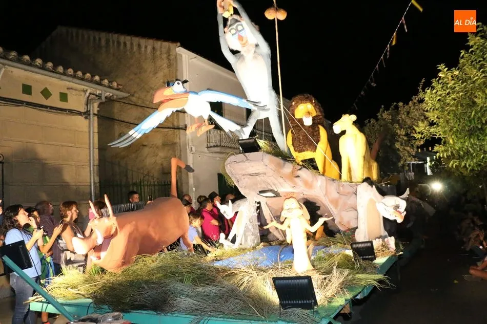 Foto 11 - Miles de personas llenan las calles de Aldead&aacute;vila para asistir a un extraordinario desfile de...