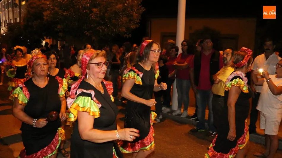 Foto 10 - Miles de personas llenan las calles de Aldead&aacute;vila para asistir a un extraordinario desfile de...