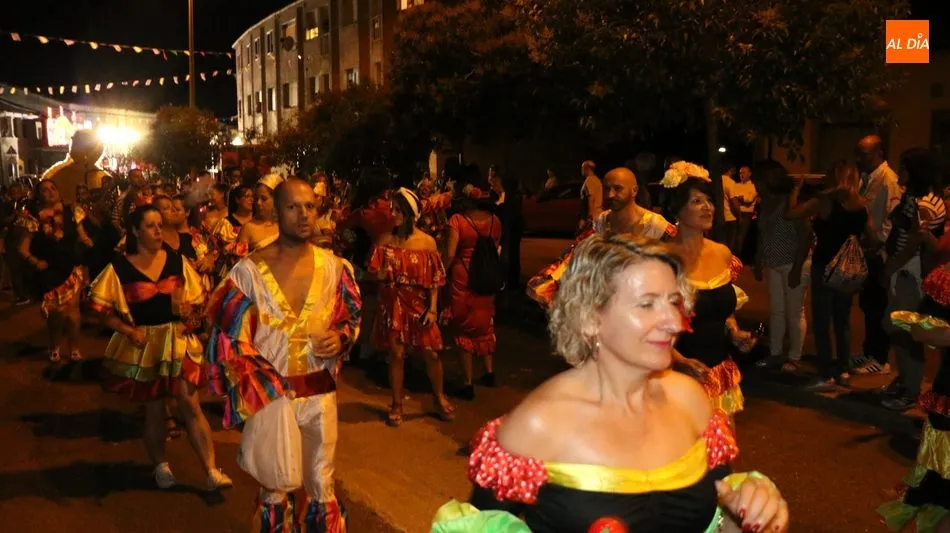 Foto 8 - Miles de personas llenan las calles de Aldead&aacute;vila para asistir a un extraordinario desfile de...