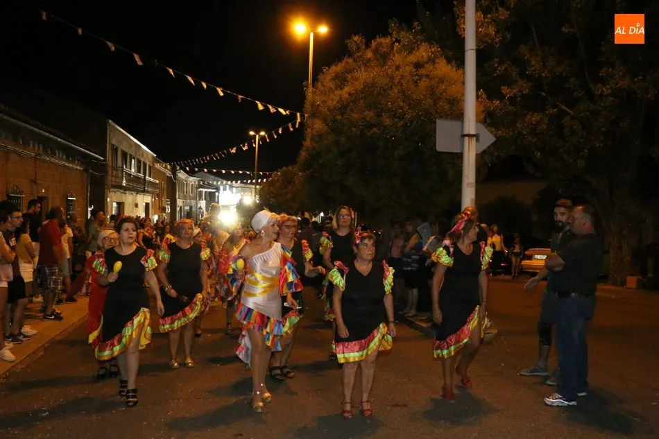 Foto 7 - Miles de personas llenan las calles de Aldead&aacute;vila para asistir a un extraordinario desfile de...
