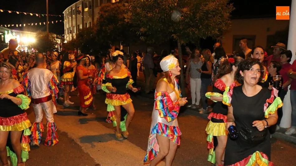 Foto 6 - Miles de personas llenan las calles de Aldead&aacute;vila para asistir a un extraordinario desfile de...