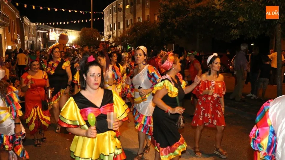 Foto 5 - Miles de personas llenan las calles de Aldead&aacute;vila para asistir a un extraordinario desfile de...