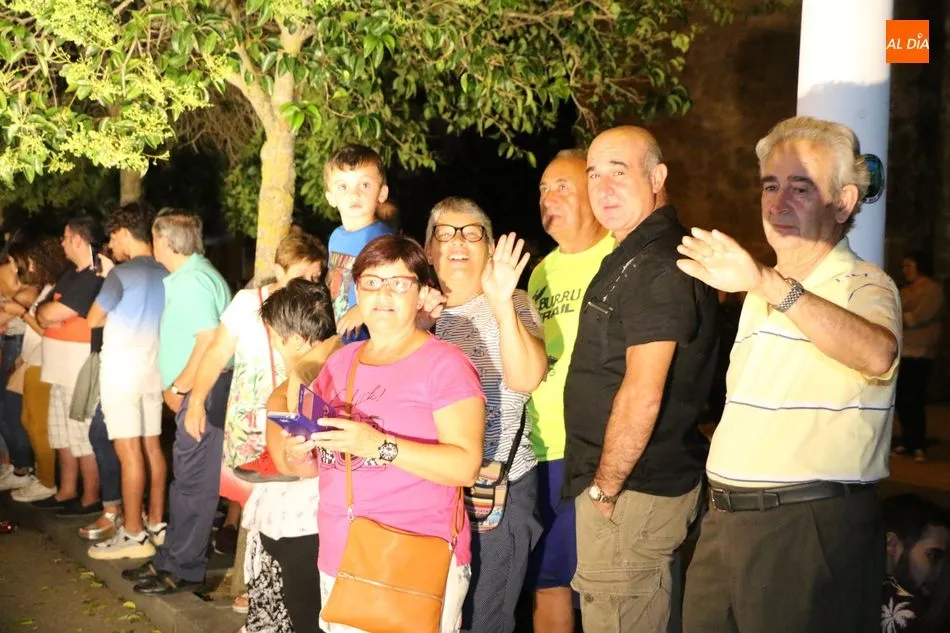 Foto 4 - Miles de personas llenan las calles de Aldead&aacute;vila para asistir a un extraordinario desfile de...