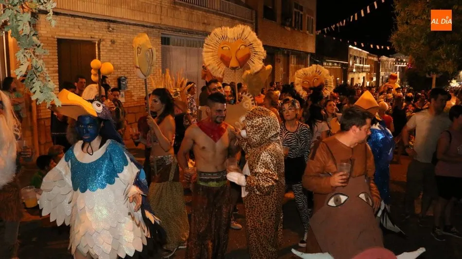 Foto 3 - Miles de personas llenan las calles de Aldead&aacute;vila para asistir a un extraordinario desfile de...