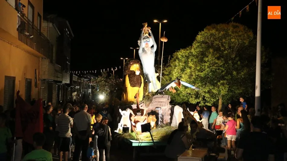 Foto 2 - Miles de personas llenan las calles de Aldead&aacute;vila para asistir a un extraordinario desfile de...