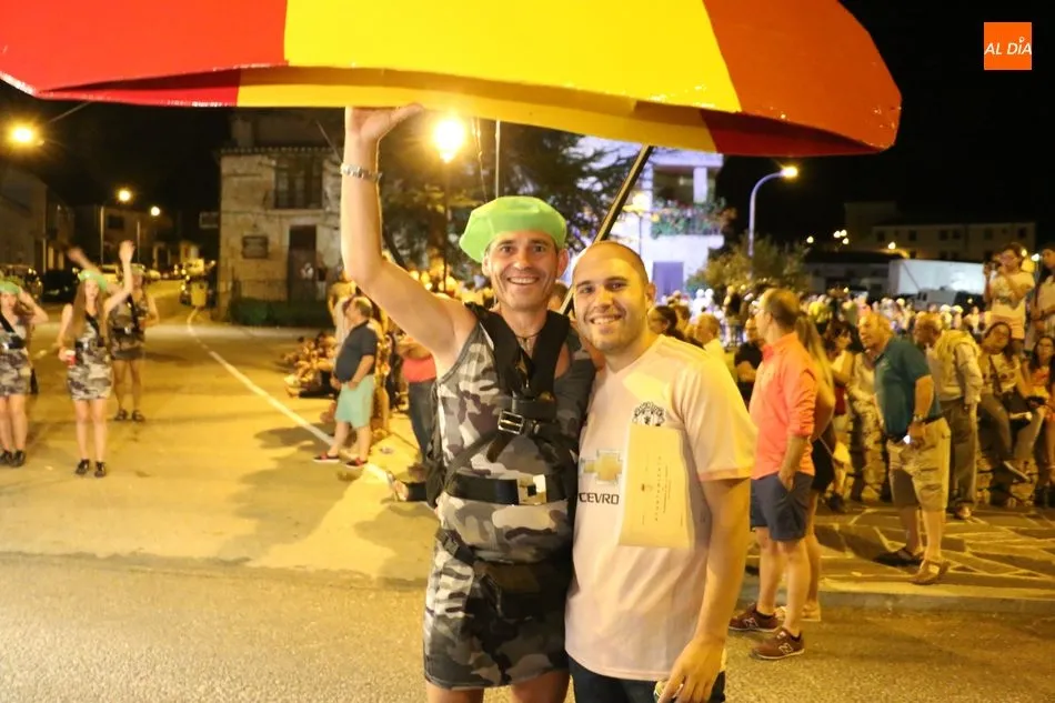 Miles de personas llenan las calles de Aldeadávila para asistir a un extraordinario desfile de...