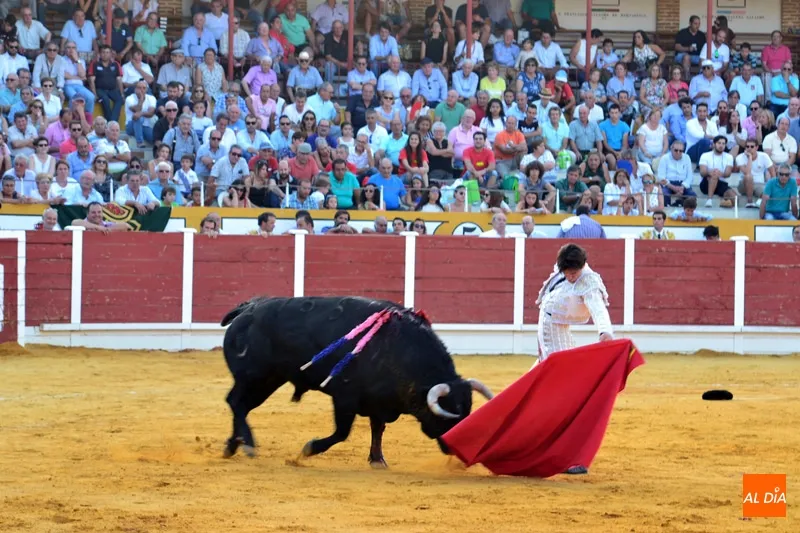 Foto 9 - Diosleguarde a hombros en una desigual corrida en Pe&ntilde;aranda con buena entrada