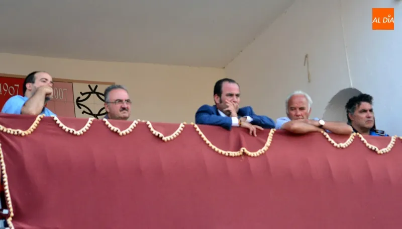 Foto 4 - Diosleguarde a hombros en una desigual corrida en Pe&ntilde;aranda con buena entrada