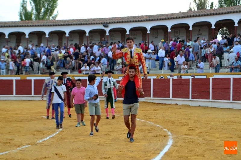 Foto 2 - Diosleguarde a hombros en una desigual corrida en Pe&ntilde;aranda con buena entrada