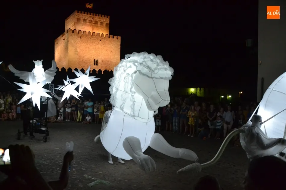 Un mágico paseo entre cuerpos celestes pone punto y final a la fiesta en la calle  