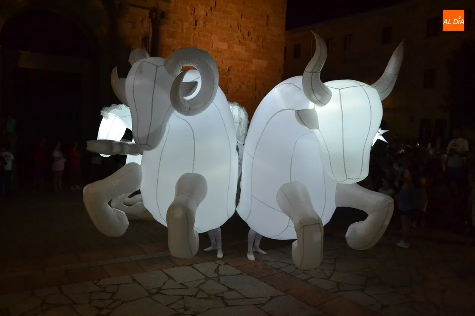 Foto 4 - Un m&aacute;gico paseo entre cuerpos celestes pone punto y final a la fiesta en la calle  