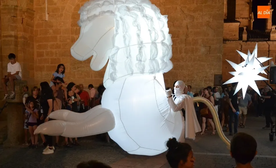 Foto 7 - Un m&aacute;gico paseo entre cuerpos celestes pone punto y final a la fiesta en la calle  