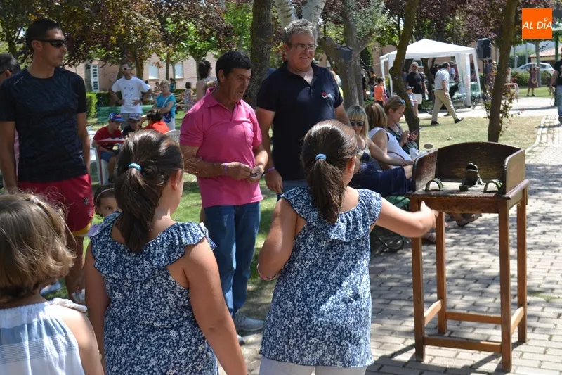 Foto 8 - La subdelegada del Gobierno &lsquo;se arranca&rsquo; con un baile por las fiestas de Pe&ntilde;aranda