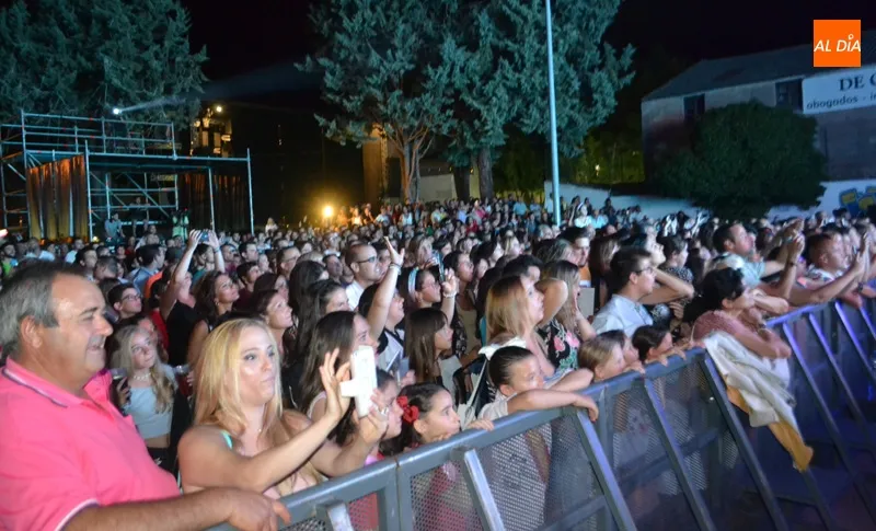 Foto 2 - Carlos Baute llena de baile y ritmo el parque La Huerta durante su concierto de Ferias