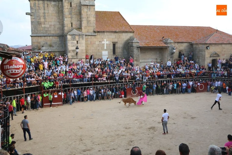 Foto 2 - Emocionante y bello encierro de Valdeflores en Aldead&aacute;vila  