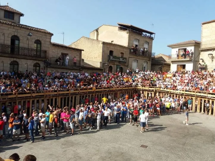 Los vecinos de Fermoselle no se quisieron perder el festival taurino / Pueblos de Sayago