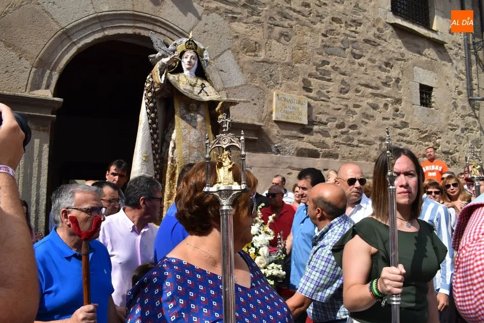 Foto 10 - Alba de Tormes arropa a Santa Teresa en su salida de clausura