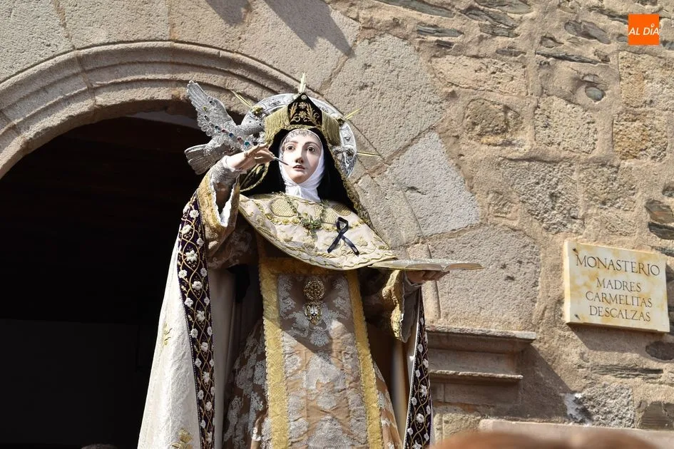 Foto 9 - Alba de Tormes arropa a Santa Teresa en su salida de clausura