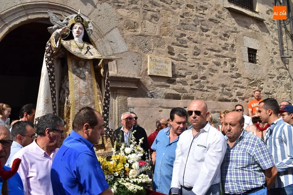 La imagen de Santa Teresa a su salida de clausura del Monasterio de las Madres Carmelitas