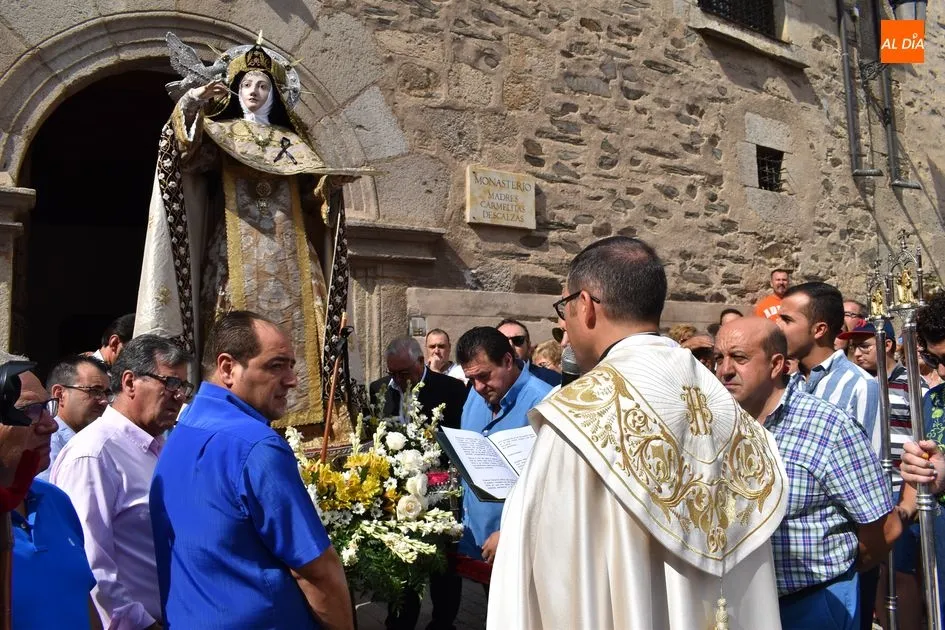 Foto 5 - Alba de Tormes arropa a Santa Teresa en su salida de clausura