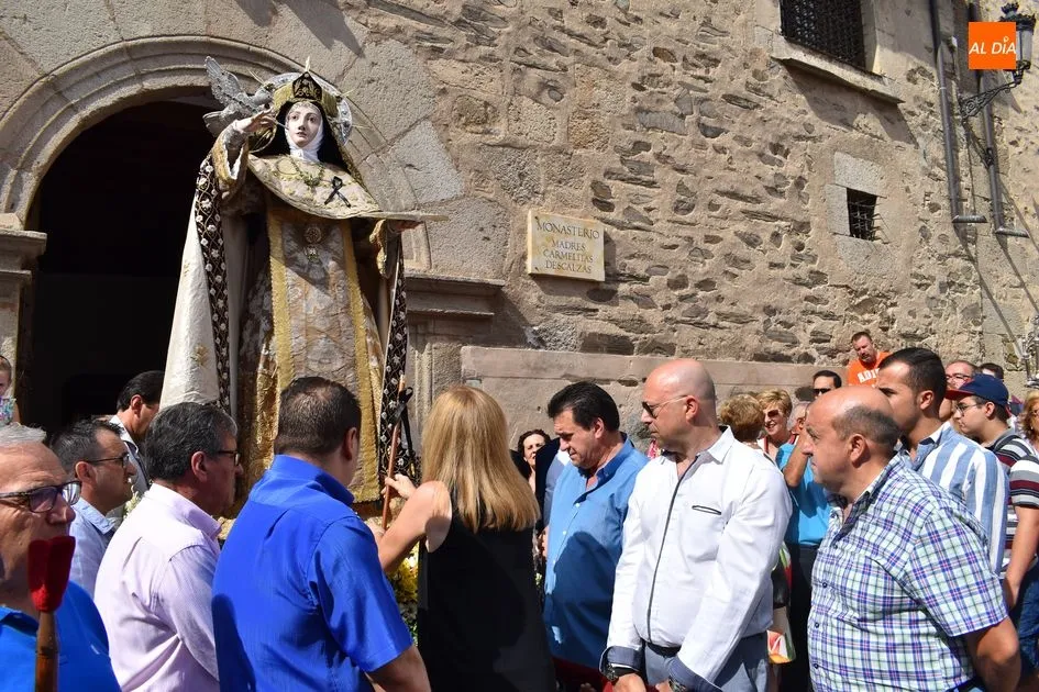 Foto 4 - Alba de Tormes arropa a Santa Teresa en su salida de clausura