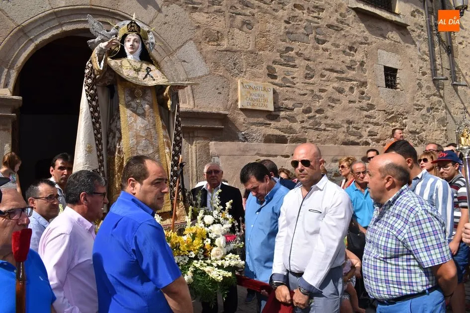 Foto 3 - Alba de Tormes arropa a Santa Teresa en su salida de clausura