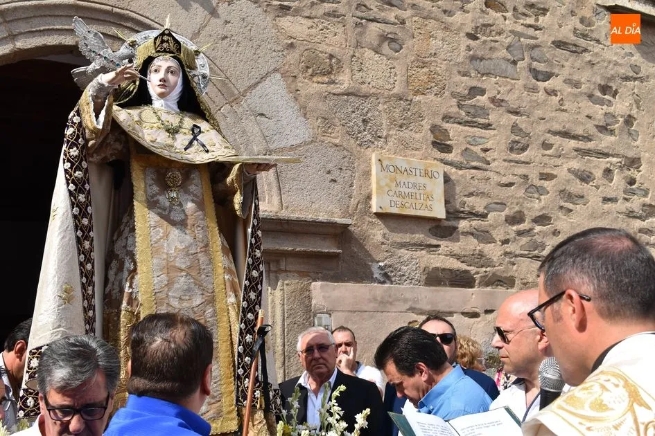 Foto 2 - Alba de Tormes arropa a Santa Teresa en su salida de clausura