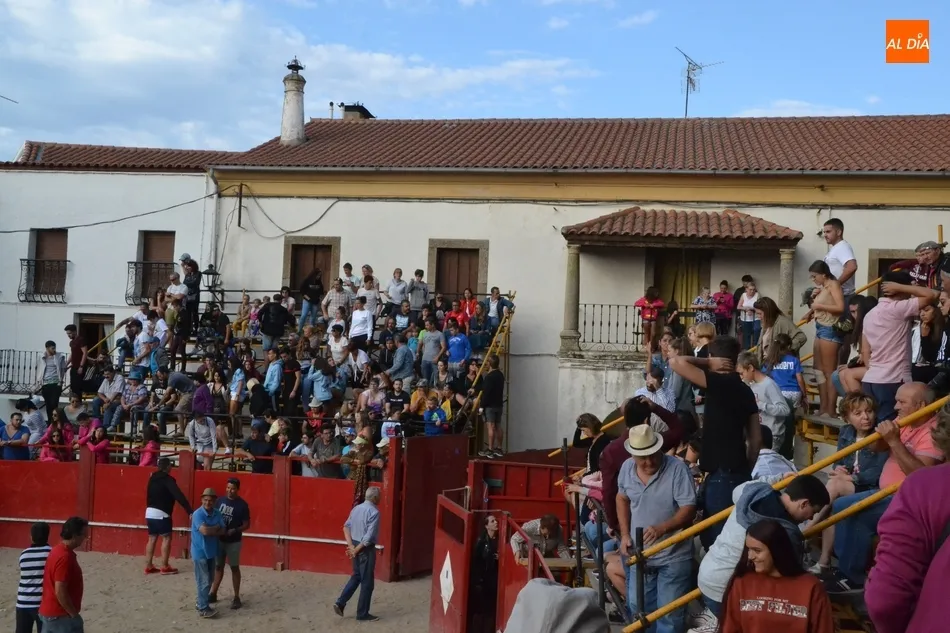 Foto 4 - El activo Toro del Aguardiente de Fuenteguinaldo deja dos heridos por asta  